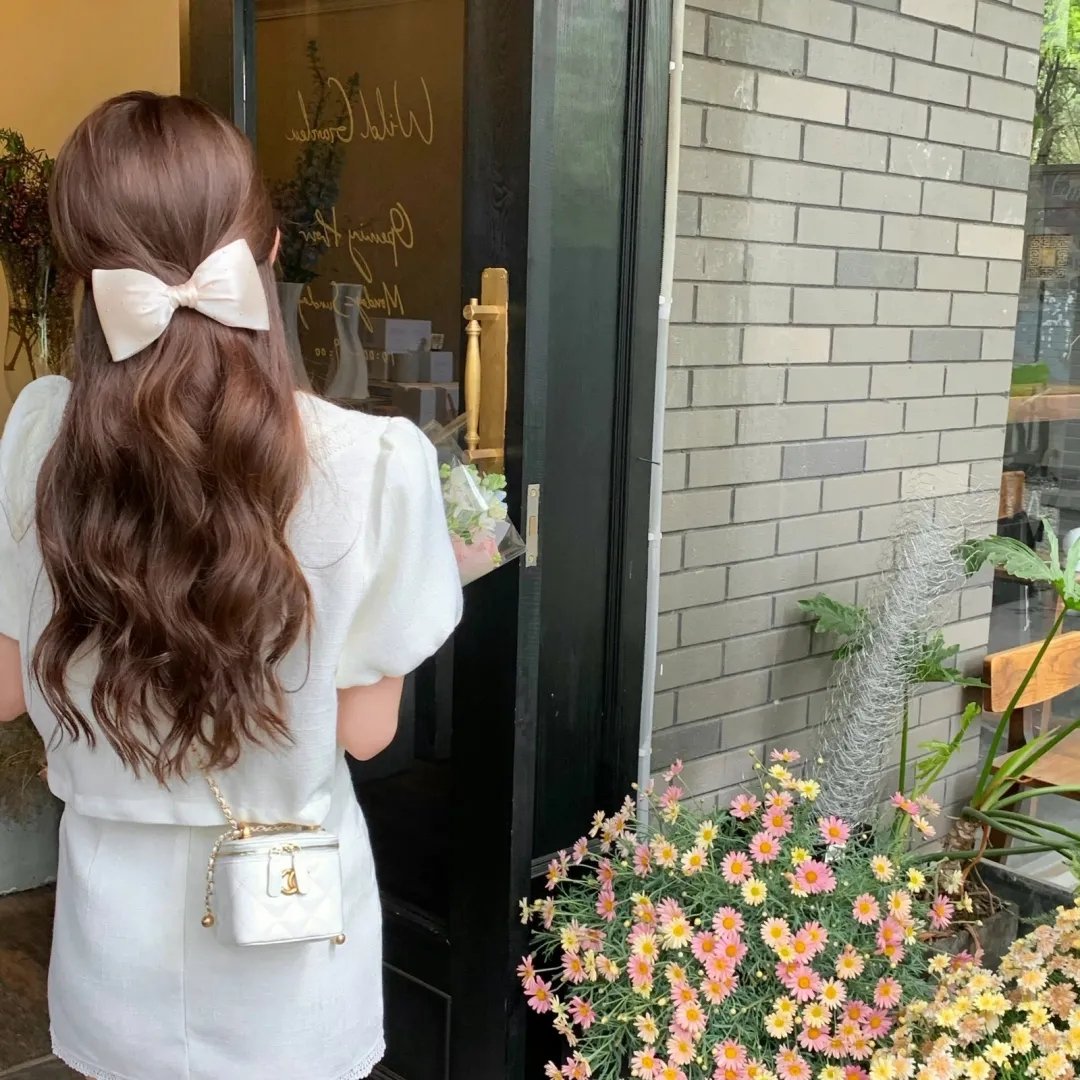戴金色面具的男子